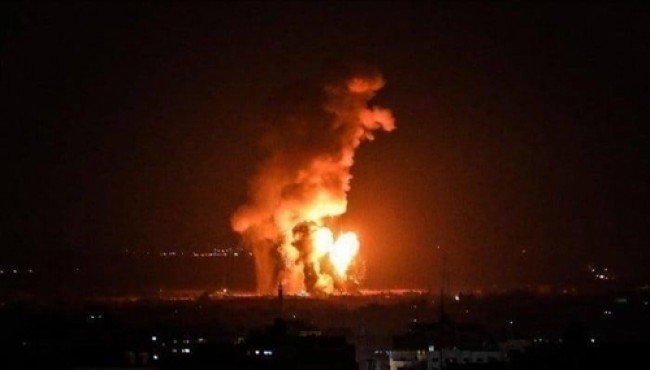 공습에 불길 치솟는 시리아