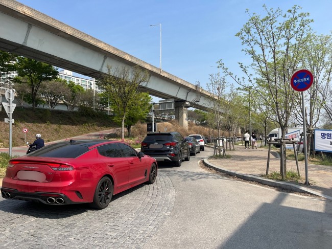 망원 한강공원 주차장에 들어가려 기다리는 차량들