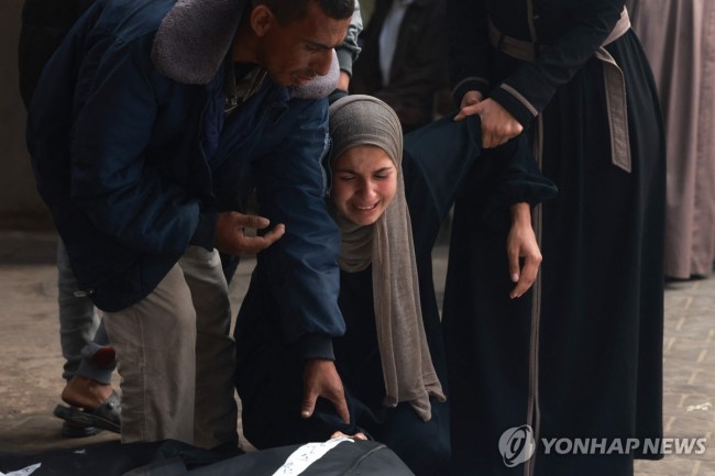 이스라엘 측 폭격으로 숨진 가족의 죽음에 오열하는 팔레스타인인 여성