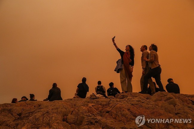 주황색 도시 된 그리스 아테네 