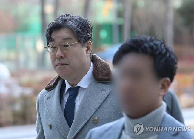 보석 후 첫 공판 출석하는 김성태