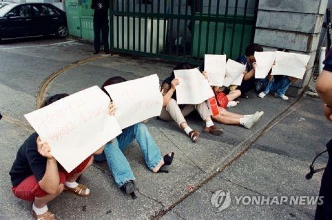 학교 폭력 가해자 부모들이 경찰의 가혹행위 처벌 등을 요구하며 시위하는 모습 