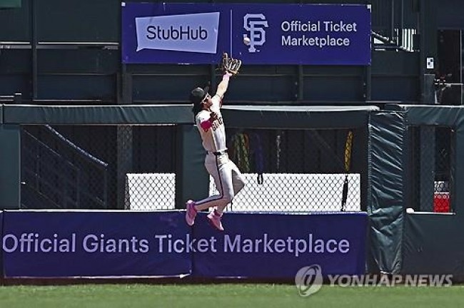 점프 캐치를 시도하다 다친 이정후의 부상 순간