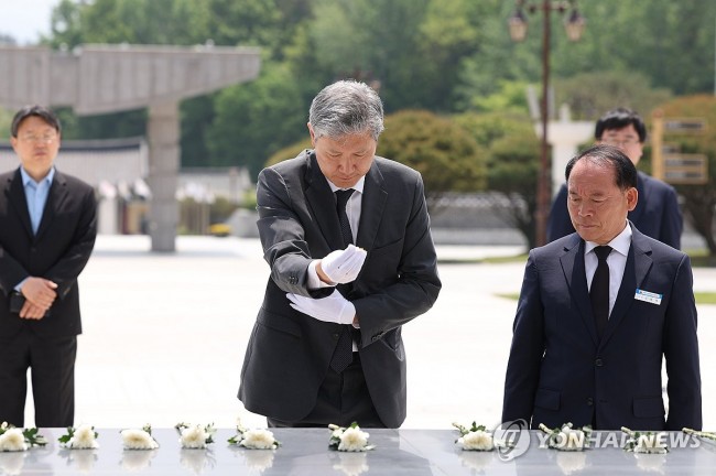 5·18 참배하는 노재헌