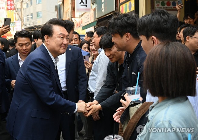 청계천 주변 직장인·시민과 인사하는 윤석열 대통령