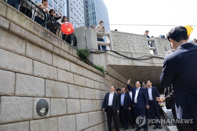 청계천 인근 직장인·시민과 인사하는 윤석열 대통령