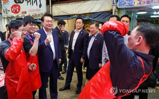 윤석열 대통령, 영천시장 상인과 함께