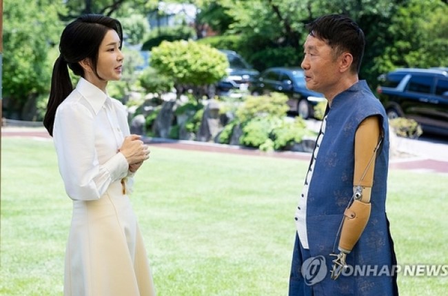 [한-아프리카 정상회의] 김건희 여사, 석창우 화백과 인사