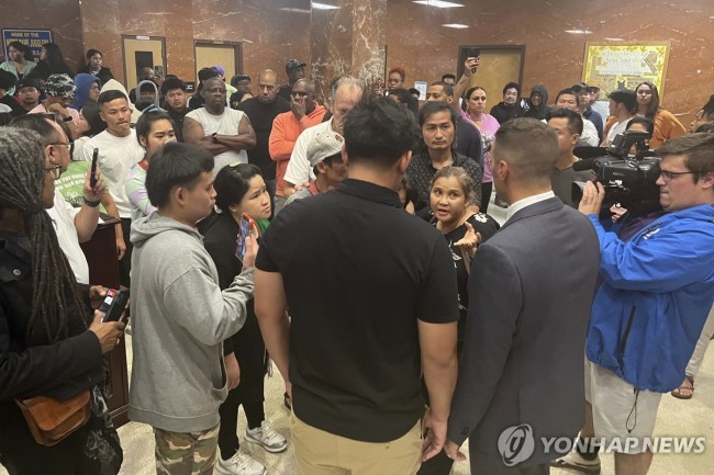 美경찰 총격으로 사망한 미얀마 난민 소년들 가족
