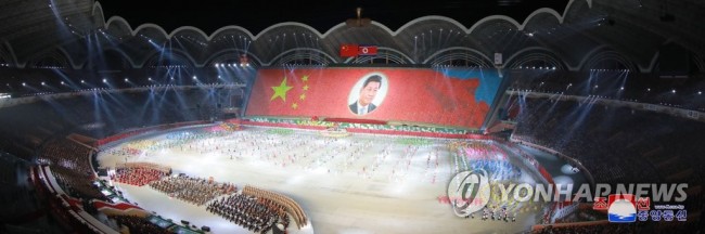 북중 정상 부부, 집단체조 관람