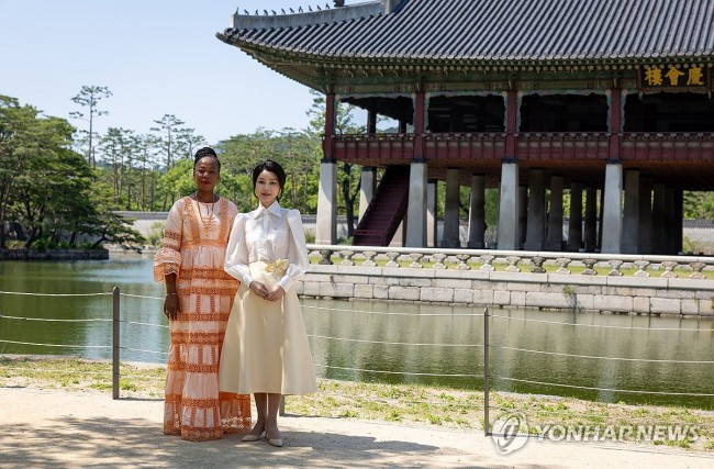 [한-아프리카 정상회의] 김건희 여사, 시에라리온 정상 배우자와 기념촬영