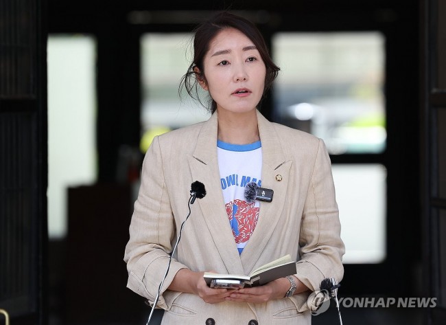 취재진 질문에 답하는 강선우 의원
