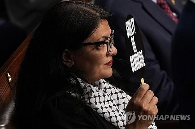 네타냐후 연설 중 '집단학살 유죄' 손팻말 든 美하원의원
