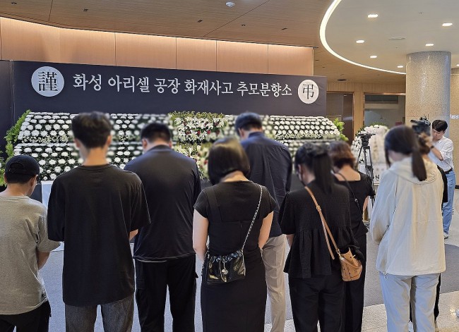 추모 분향소 조문하는 아리셀 작업자들