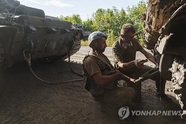 전차 앞 우크라이나 병사들