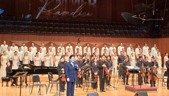 관객과 국립합창단 직원들에게 감사 인사를 전하는 민인기 국립합창단 단장