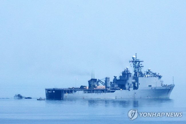 상륙함에 들어가는 미군 장갑차