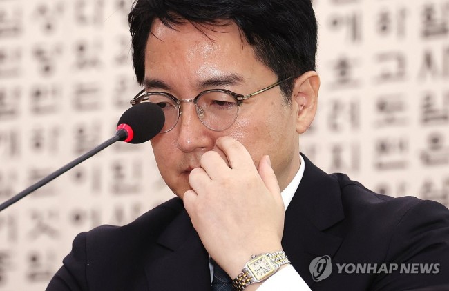 어두운 표정