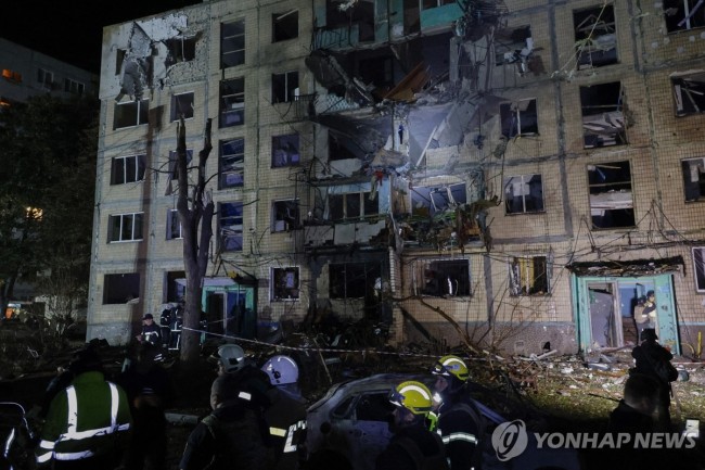 러시아 활공폭탄에 맞은 하르키우 시내 아파트