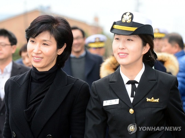2015년 아덴만 파병 임무 마치고 입항 환영식에 참석한 최태원 회장 차녀 민정씨