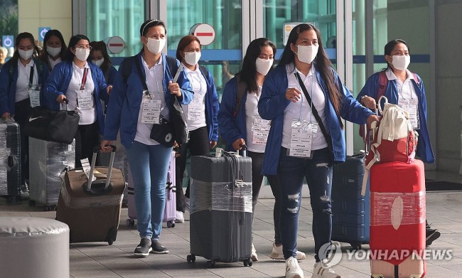 버스로 이동하는 필리핀 가사관리사