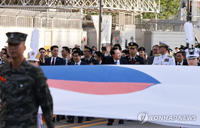 윤석열 대통령, 국군의날 국민과함께 행진