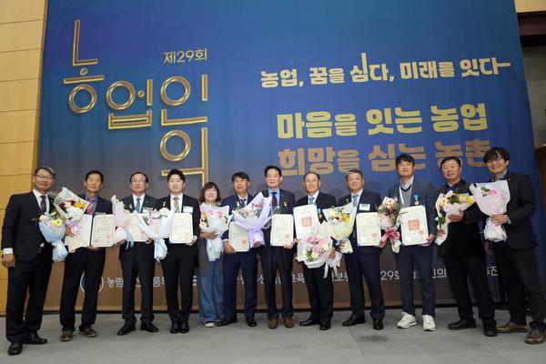 왼쪽부터 한국들녘경영체중앙연합회 장수용 회장,&nbsp;나누리영농조합법인 박대훈 운영위원,&nbsp;부적농업협동조합 이희갑 조합장, (유)오라 문승환이사, 하이영농조합법인 김재숙·이요섭이사, 계화농업협동조합 이석훈 조합장, (주)임석들 조영기 대표, 부안군 농업인 김형섭 대표, 한국에코팜 김영균 대표, (유)오라 문성욱 대표, 들녘중앙회 윤관호 사무총장이 수상자들과 함께 기념 촬영 하고 있다.&nbsp;