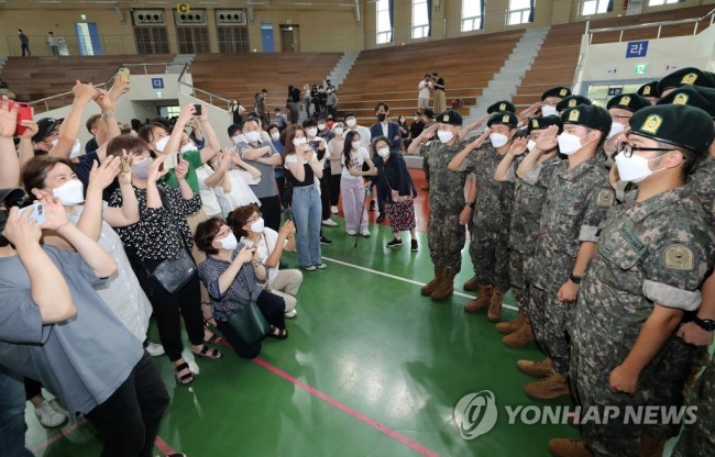 부모님께 경례