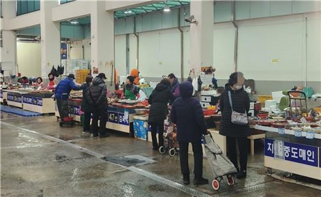 제수용 수산물 장 보러 나온 손님들