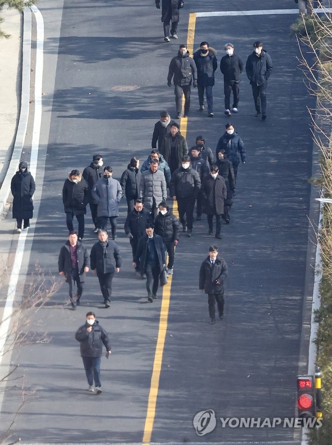 공수처, 체포영장 집행 불가능 판단…집행 중지