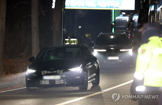 윤 대통령 강제인치 시도 불발로 구치소서 철수하는 공수처