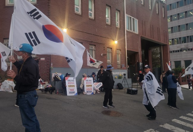 관저 인근의 윤석열 전 대통령 지지자들