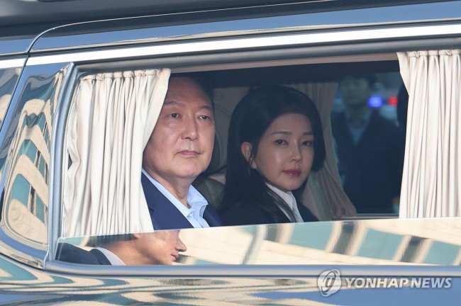 서초동 사저로 향하는 윤 전 대통령 부부