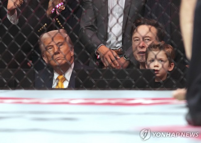 지난 4월 UFC 경기 관람하는 트럼프, 머스크, 엑스 