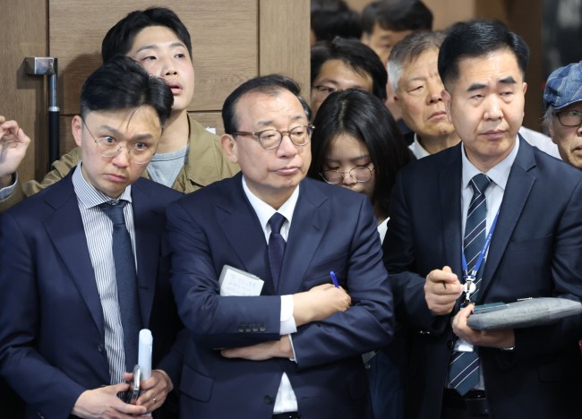 인터뷰 지켜보는 이정현