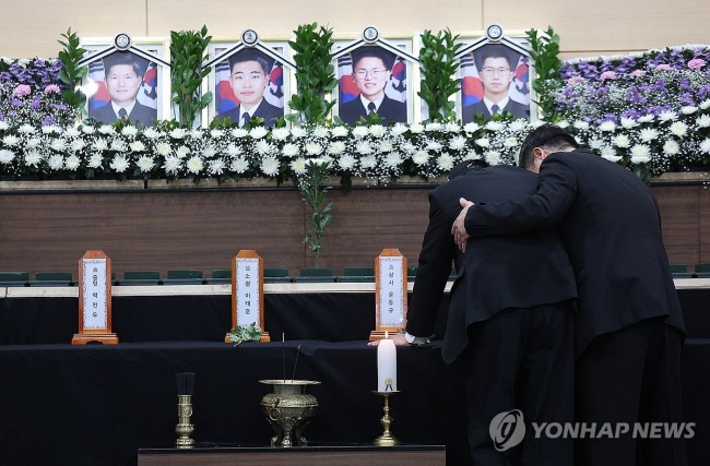 오열하는 순직 해군 유족