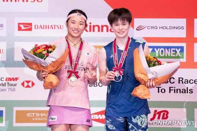 일본오픈 단식에서 우승한 안세영(왼쪽)과 왕즈이