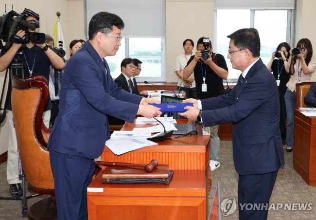 선서문 전달하는 김성환 환경부 장관 후보자