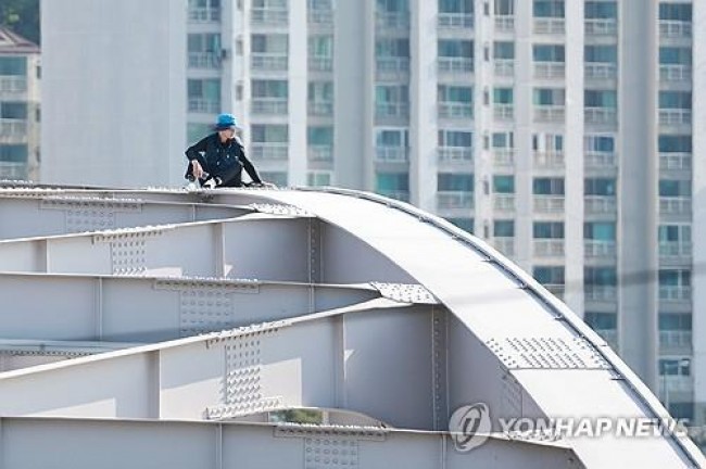 한강대교에 올라가 고공농성을 벌이는 송준영 씨