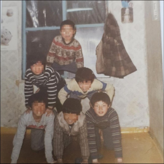 보육원에서 초등학교 시절의 유진수 대표(맨 아래 오른쪽)와 보육원 친구들 