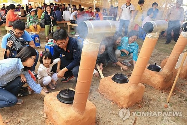 지평선축제의 아궁이 쌀밥 짓기