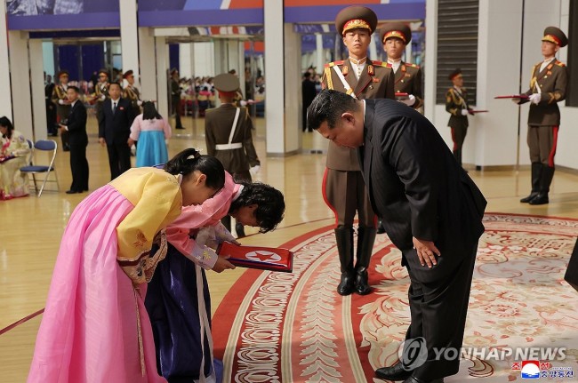북한 김정은, 러 파병 희생자 유가족들 위로