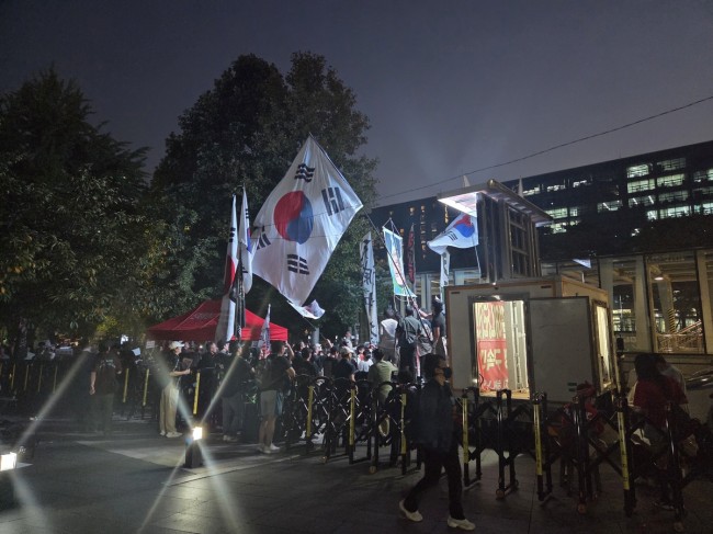 민초결사대가 29일 오후 서울 영등포구 여의도동에서 연 집회.