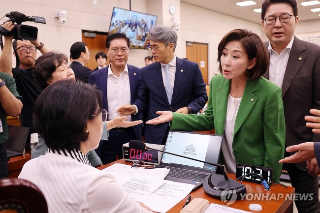 추미애 위원장에게 항의하는 나경원 의원