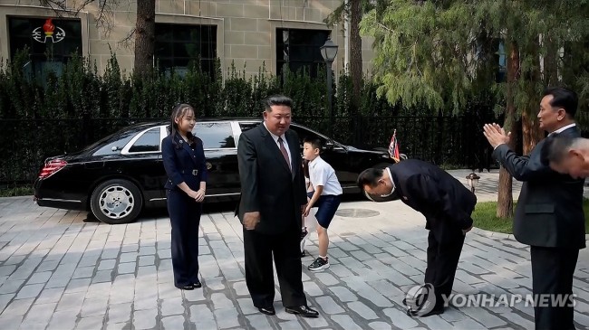 딸 주애와 중국주재 북한 대사관 방문한 김정은