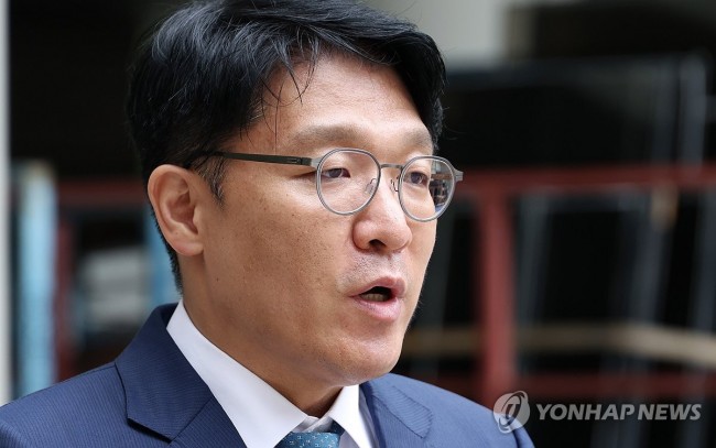 취재진 질문에 답하는 김상민 전 검사