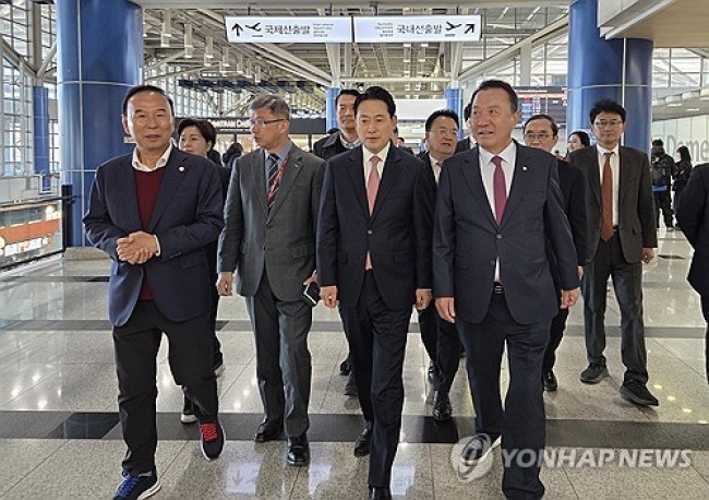 청주국제공항 둘러보는 국민의힘 장동혁 대표