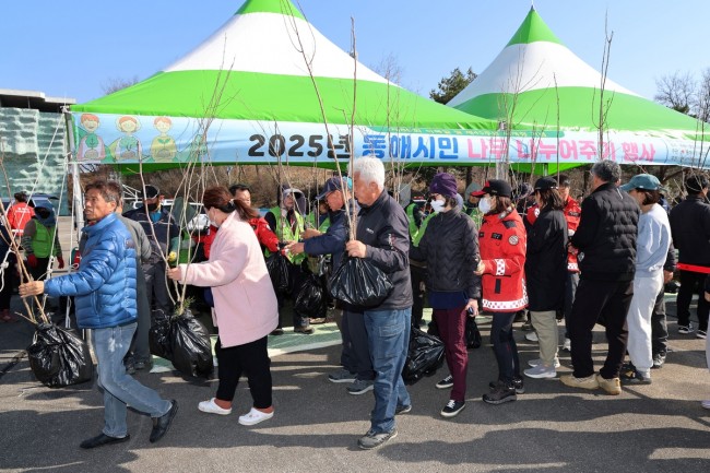 동해시, 나무 나눠주기 행사