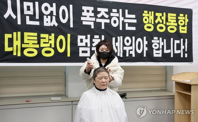 삭발하는 안경자 대전시의회 의원