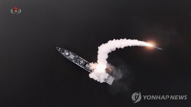 북한 구축함 '최현호'에서 발사되는 순항미사일